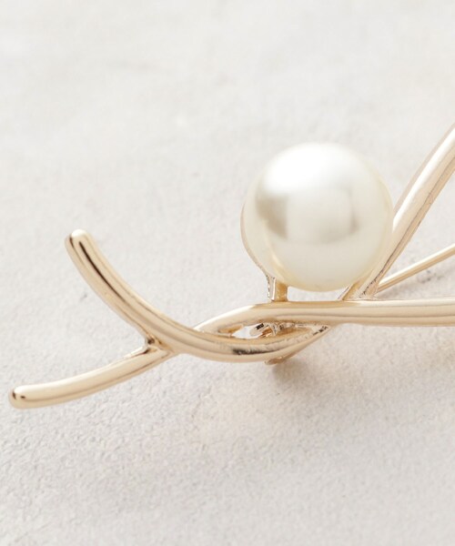 OPAQUE.CLIP（オペークドットクリップ）の「ノットデザインフェイクパールメタルブローチ（ブローチ/コサージュ・レディース・ゴールド/シルバー・00）」の5枚目の写真