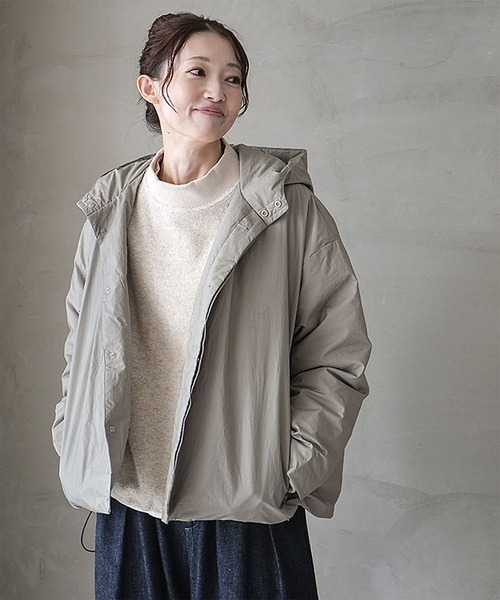 solamonat poche(ソラモナポッシェ)の「ばさっとフードダウンジャケット(ダウンジャケット/コート・レディース・グレイッシュベージュ/ブラック/スミクロ/カーキ・2.0)」の3枚目の写真