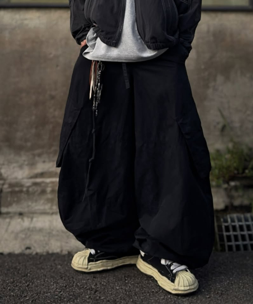 eastserviceshop(イーストサービスショップ)の「Maximal Ballon Cargo Pants - Black(その他パンツ・レディース・その他・46/48/50)」の1枚目の写真