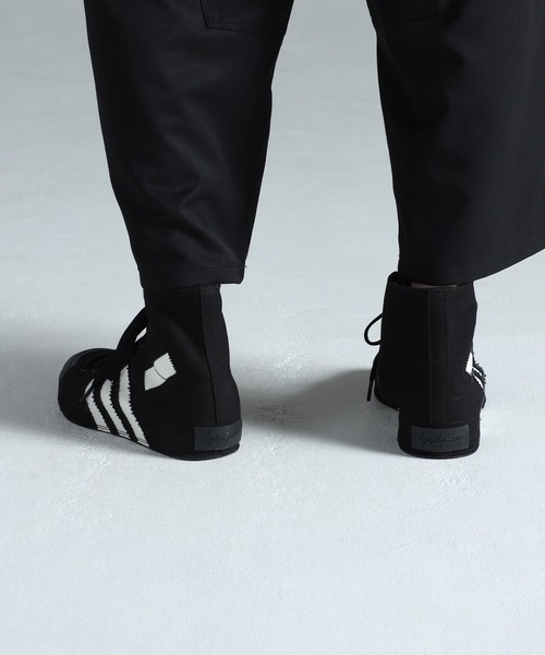 Y-3（ワイスリー）の「Y-3 NIZZA HI（スニーカー・メンズ・ブラック×ホワイト・27.5cm/27.0cm/26.5cm/25.5cm/23.5cm/28.5cm/24.5cm/24.0cm/23.0cm/22.5cm/28.0cm/26.0cm）」の2枚目の写真