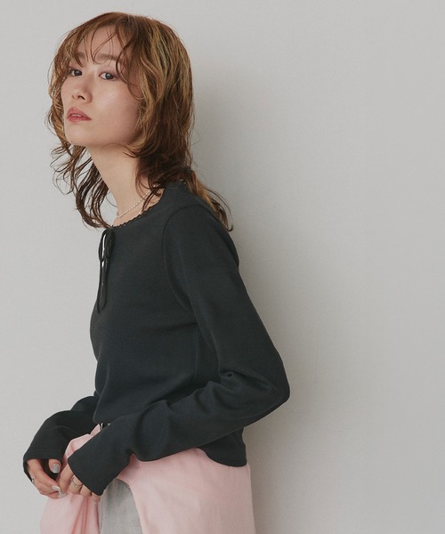 ad thie(アドティエ)の「ネックレース リボンデザイン リブトップス(Tシャツ/カットソー・レディース・ブラウン/ベージュ系/ブラック/オフホワイト・MEDIUM/LARGE)」の15枚目の写真