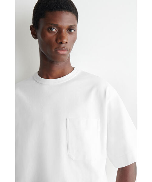 COS(コス)の「オーバーサイズヘビーウェイトTシャツ(Tシャツ/カットソー・メンズ・ライトブルー/ホワイト系/ネイビー/ブラック×カーキ/ダークグリーン/ホワイト×ブルー・L/S/XL/M/XS)」の17枚目の写真