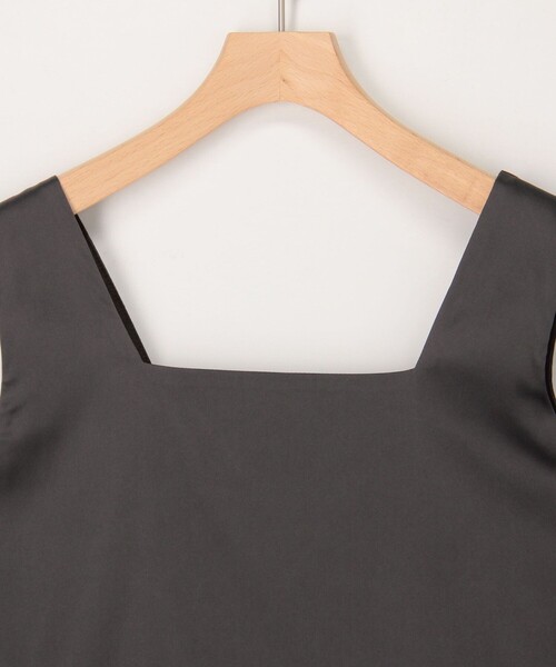 NOLLEY’S（ノーリーズ）の「スクエアネックサテンドッキングタンクトップ（Tシャツ/カットソー・レディース・チャコールグレー/ブラウン/キナリ/オフホワイト・38）」の8枚目の写真