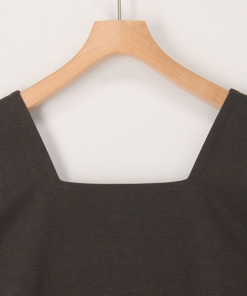 NOLLEY’S（ノーリーズ）の「スクエアネックサテンドッキングタンクトップ（Tシャツ/カットソー・レディース・チャコールグレー/ブラウン/キナリ/オフホワイト・38）」の12枚目の写真