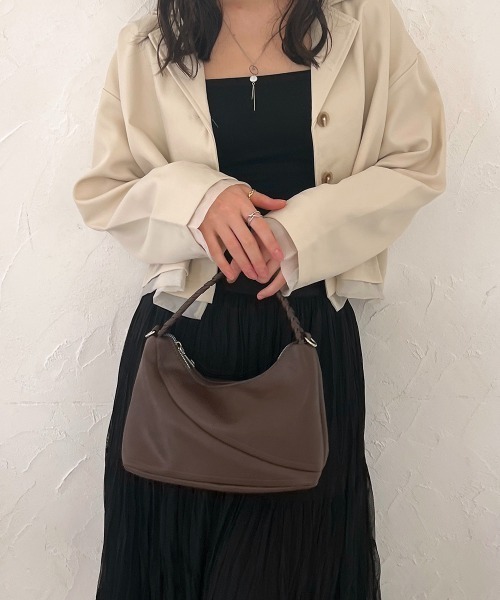 Rejoule(リジュール)の「2WAY ハンドルツイスト ハンドバッグ(ショルダーバッグ・レディース・キャメル/ブラウン/ブラック・FREE)」の13枚目の写真