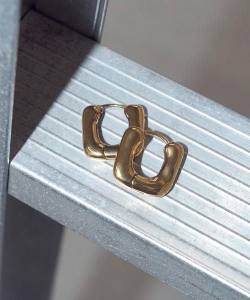 GOLDY(ゴールディ)の「【金属アレルギー軽減】プランプ スクエア フープ ワンタッチ ステンレス ピアス(ピアス(両耳用)・レディース・ゴールド/シルバー・FREE)」の3枚目の写真