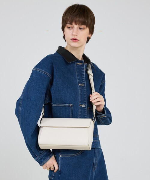 LOWELL things（ロウェル　シングス）の「Stri/レザークロスボディバッグ（ボディバッグ/ウエストポーチ・レディース・ブラック/ライトブルー/アイボリー・フリー）」の4枚目の写真