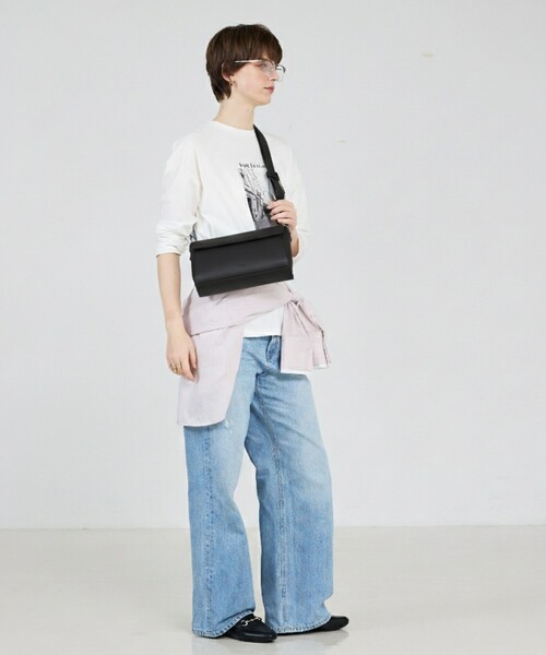 LOWELL things（ロウェル　シングス）の「Stri/レザークロスボディバッグ（ボディバッグ/ウエストポーチ・レディース・ブラック/ライトブルー/アイボリー・フリー）」の8枚目の写真