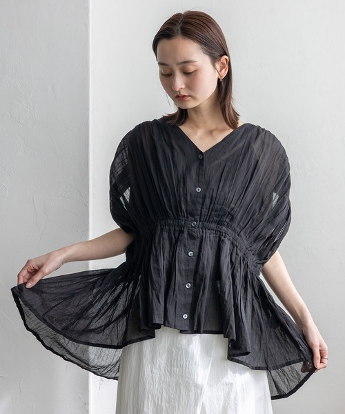 VitaFelice（ヴィータフェリーチェ）の「シアーギャザーペプラムブラウス（Tシャツ/カットソー・レディース・オフホワイト/ブラック/ライトベージュ/ロイヤルブルー・FREE）」の2枚目の写真