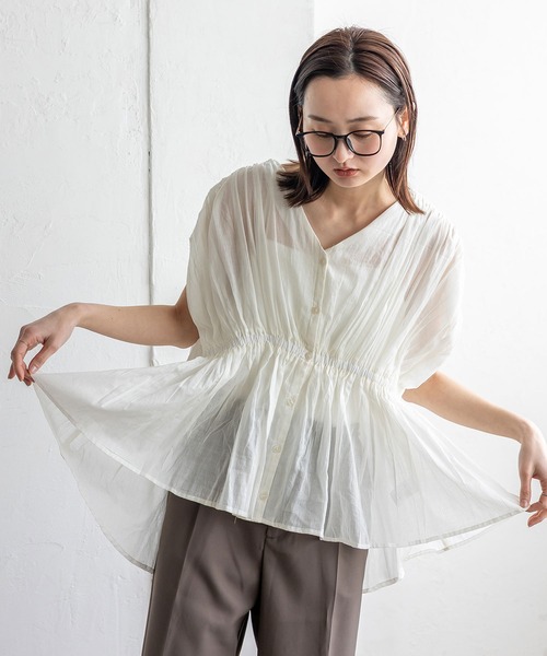 VitaFelice（ヴィータフェリーチェ）の「シアーギャザーペプラムブラウス（Tシャツ/カットソー・レディース・オフホワイト/ブラック/ライトベージュ/ロイヤルブルー・FREE）」の5枚目の写真