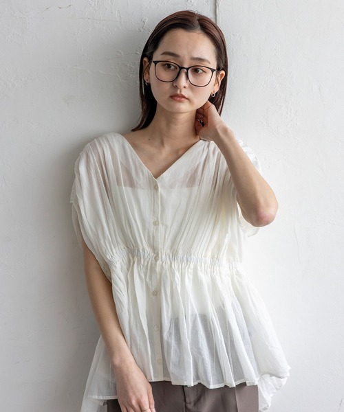 VitaFelice（ヴィータフェリーチェ）の「シアーギャザーペプラムブラウス（Tシャツ/カットソー・レディース・オフホワイト/ブラック/ライトベージュ/ロイヤルブルー・FREE）」の6枚目の写真