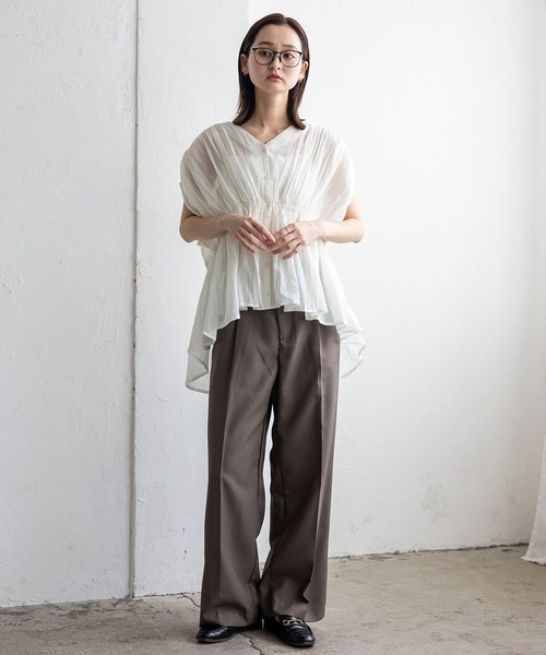 VitaFelice（ヴィータフェリーチェ）の「シアーギャザーペプラムブラウス（Tシャツ/カットソー・レディース・オフホワイト/ブラック/ライトベージュ/ロイヤルブルー・FREE）」の12枚目の写真