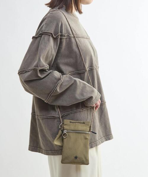 CONVERSE TOKYO（コンバーストウキョウ）の「POUCH MINI SHOULDER BAG（ショルダーバッグ・レディース・ブルー/ブラック/カーキ・FREE）」の4枚目の写真