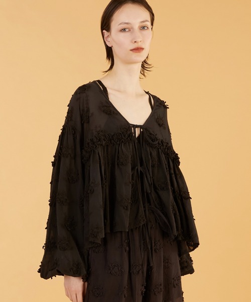 crinkle crinkle crinkle(クリンクルクリンクルクリンクル)の「【crinkle crinkle crinkle】 3D embroidery gather bolero/3Dエンブロイダリーギャザーボレロ(カーディガン/ボレロ・レディース・ブラック/ホワイト・FREE)」の2枚目の写真