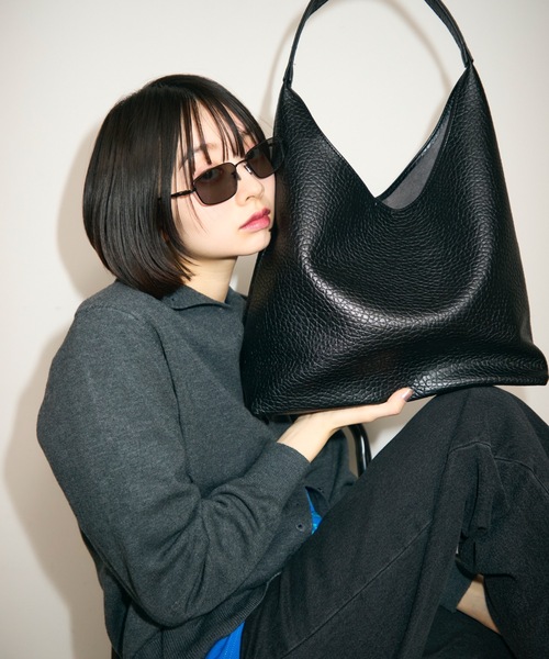 TONER(トナー)の「レザートライアングルショルダーバッグ(ショルダーバッグ・レディース・ホワイト/ブラック/レッド/ダークブラウン/ブラウン・FREE)」の2枚目の写真