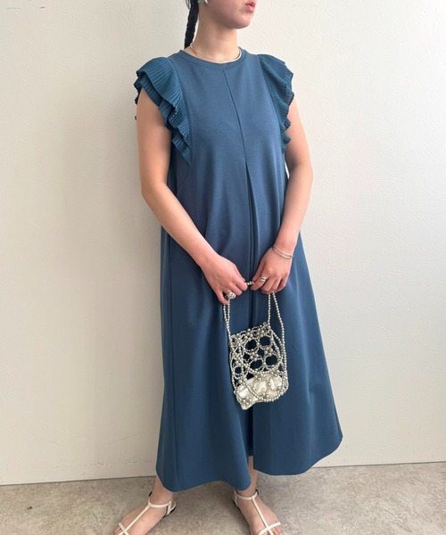 LHELBIE(レルビエ)の「プリーツスリーブワンピース(ワンピース・レディース・ブラウン/ブラック/ブルー・M)」の6枚目の写真