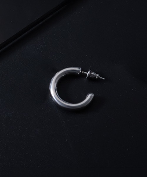 SBG(エスビー)の「SBG ボリュームフープピアス 片耳(ピアス(片耳用)・メンズ・シルバー・30mm/20mm)」の1枚目の写真