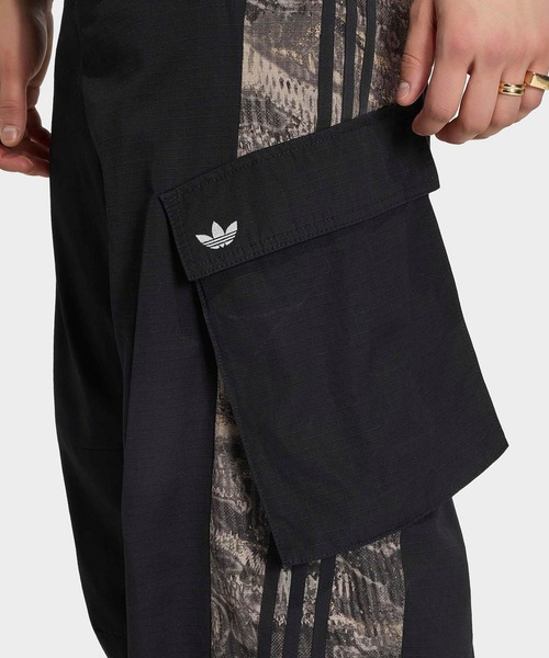 adidas(アディダス)の「adidas/アディダス ADILENIUM シーズン 5 カーゴパンツ サイドライン 異素材 切替 リメイク風 2026年 夏 夏服 秋服(カーゴパンツ・メンズ・ブラック・30inch/32inch/34inch)」の4枚目の写真
