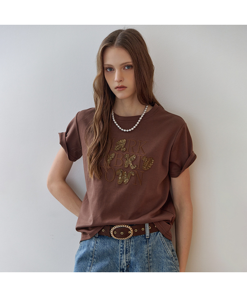 MAXZA(マージャコレクション)の「スパンコールレタリングラウンドネック半袖Tシャツ(Tシャツ/カットソー・レディース・ワイン/ブラック/ブラウン・FREE)」の1枚目の写真