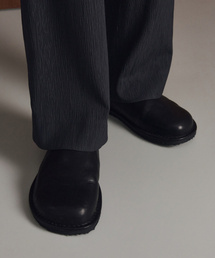TNGT（ティーエヌジーティー）の「[TNGT x Mistake Project] Kinoshita Leather Mules (Black) TNSO6E101BK（サンダル）」