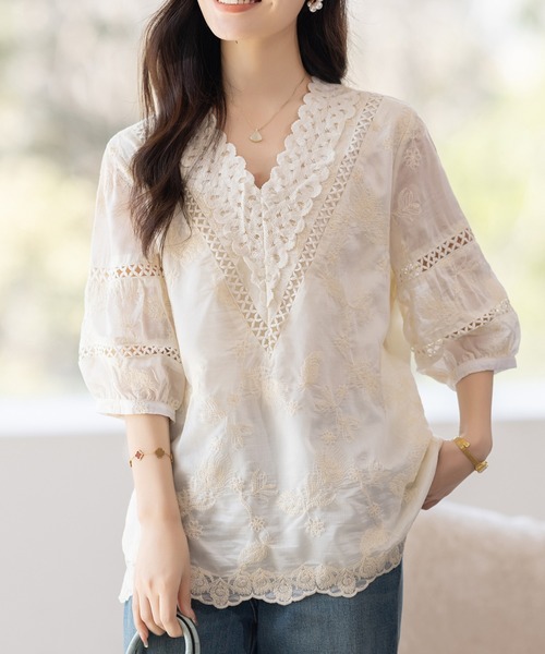 AMAJI(アマジ)の「刺繍 Vネック 半袖シャツ(シャツ/ブラウス・レディース・ベージュ・SMALL/MEDIUM/LARGE/X-LARGE)」の1枚目の写真