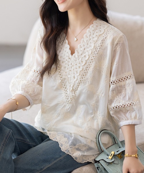 AMAJI(アマジ)の「刺繍 Vネック 半袖シャツ(シャツ/ブラウス・レディース・ベージュ・SMALL/MEDIUM/LARGE/X-LARGE)」の2枚目の写真