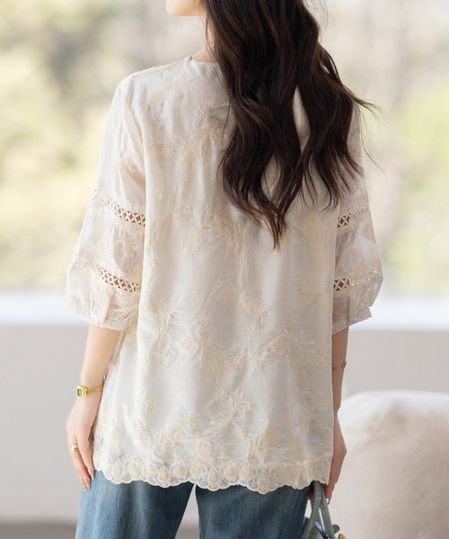 AMAJI(アマジ)の「刺繍 Vネック 半袖シャツ(シャツ/ブラウス・レディース・ベージュ・SMALL/MEDIUM/LARGE/X-LARGE)」の3枚目の写真