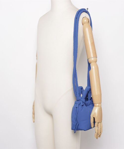 OLEND(オレンド)の「【OLEND / オレンド】MICRO ONA SOFT BAG パフィー マイクロショルダーバッグ(ショルダーバッグ・レディース・ブラック/セージグリーン/コバルトブルー・FREE)」の4枚目の写真
