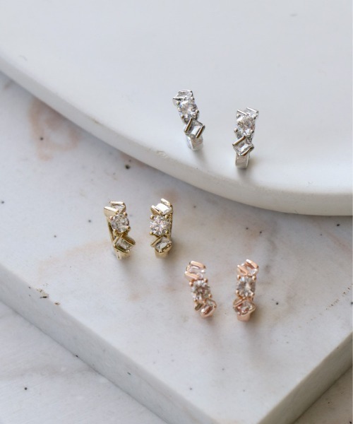 Three Four Time(スリーフォータイム)の「スクエアビジュワンタッチピアス(ピアス(両耳用)・レディース・ゴールド/ピンクゴールド/シルバー・FREE)」の2枚目の写真