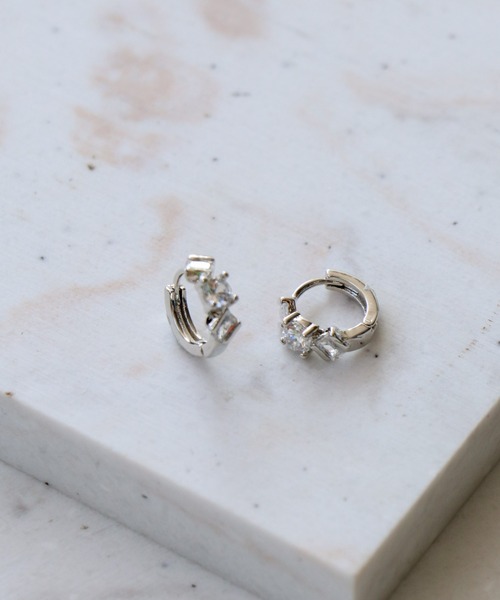 Three Four Time(スリーフォータイム)の「スクエアビジュワンタッチピアス(ピアス(両耳用)・レディース・ゴールド/ピンクゴールド/シルバー・FREE)」の4枚目の写真