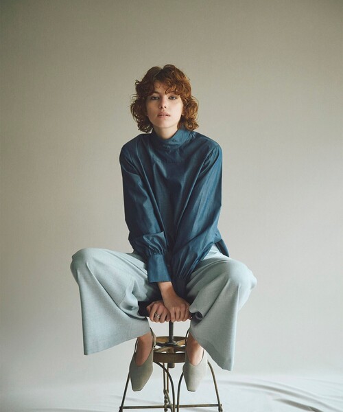Demi-Luxe BEAMS(デミルクス ビームス)の「AK+1 / シャンブレー ハイネック ブラウス(シャツ/ブラウス・レディース・ホワイト/ブルー・36/38)」の1枚目の写真