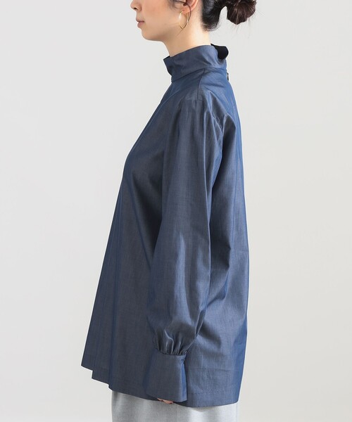 Demi-Luxe BEAMS(デミルクス ビームス)の「AK+1 / シャンブレー ハイネック ブラウス(シャツ/ブラウス・レディース・ホワイト/ブルー・36/38)」の18枚目の写真