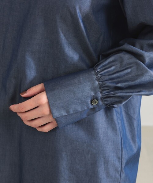 Demi-Luxe BEAMS(デミルクス ビームス)の「AK+1 / シャンブレー ハイネック ブラウス(シャツ/ブラウス・レディース・ホワイト/ブルー・36/38)」の21枚目の写真