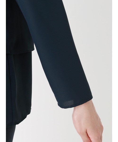 SUIT SQUARE(スーツスクエア)の「ケープ風ブラウス/8分袖/ウォッシャブル/エアリーツイル/無地(シャツ/ブラウス・レディース・グレイッシュベージュ/ネイビー・38/40)」の7枚目の写真