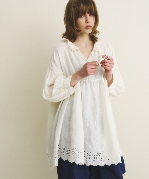 studio CLIP(スタディオクリップ)の「《natural by clip》リネンコットン刺繍ボリュームチュニック(ワンピース・レディース・アイボリー/ネイビー・FREE)」の2枚目の写真