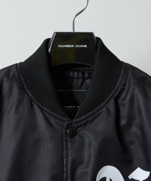 NUMBER (N)INE(ナンバーナイン)の「NYLON INSULATION STADIUM JACKET / ナイロン ロゴプリント 裏キルティング 中綿 スタジャン(スタジャン・メンズ・ブラック系2/ブラック系1/ブラック系3・2/3/4)」の13枚目の写真