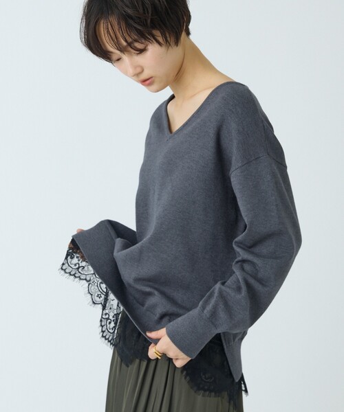 abahouse mavie(アバハウスマヴィ)の「裾レースVネックプルオーバー(ニット/セーター・レディース・オフホワイト/ピンク/グレー/ブラック・フリー)」の1枚目の写真