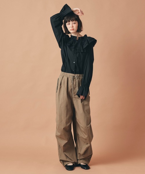AT THE TRNK(アットザトランク)の「ダブルフリルカラー & リボン ブラウス AT THE TRNK(シャツ/ブラウス・レディース・ブラック/ホワイト・フリー)」の12枚目の写真