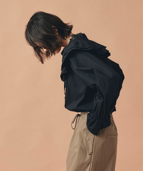 AT THE TRNK(アットザトランク)の「ダブルフリルカラー & リボン ブラウス AT THE TRNK(シャツ/ブラウス・レディース・ブラック/ホワイト・フリー)」の14枚目の写真