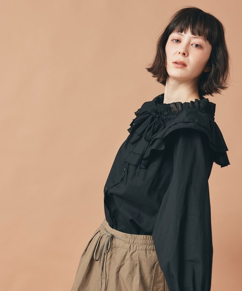 AT THE TRNK(アットザトランク)の「ダブルフリルカラー & リボン ブラウス AT THE TRNK(シャツ/ブラウス・レディース・ブラック/ホワイト・フリー)」の21枚目の写真