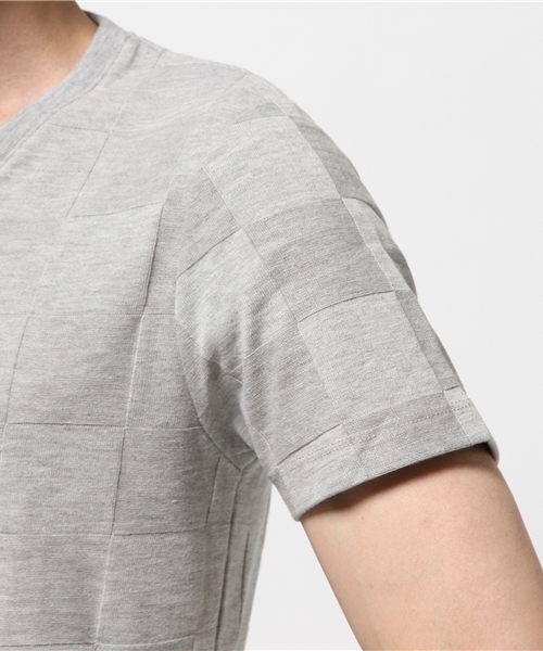 Anoutcommune（アナウトコミューン）の「ANOUTCOMMUNE : Checker Lacquard V Neck S/S T（Tシャツ/カットソー・メンズ・グレー/ネイビー/ブラック/ホワイト・MEDIUM/LARGE）」の8枚目の写真