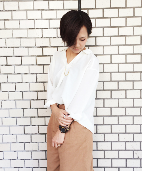 mysty woman(ミスティウーマン)の「変わり織りジョーゼットバックリボンスキッパーシャツ(シャツ/ブラウス・レディース・オフホワイト/ブラック/カーキ/ピンクベージュ・FREE)」の2枚目の写真