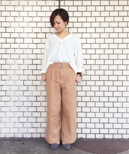 mysty woman(ミスティウーマン)の「変わり織りジョーゼットバックリボンスキッパーシャツ(シャツ/ブラウス・レディース・オフホワイト/ブラック/カーキ/ピンクベージュ・FREE)」の14枚目の写真