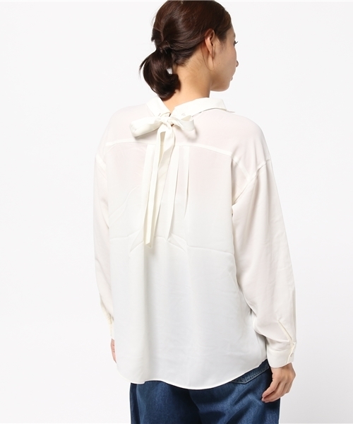 mysty woman(ミスティウーマン)の「変わり織りジョーゼットバックリボンスキッパーシャツ(シャツ/ブラウス・レディース・オフホワイト/ブラック/カーキ/ピンクベージュ・FREE)」の7枚目の写真