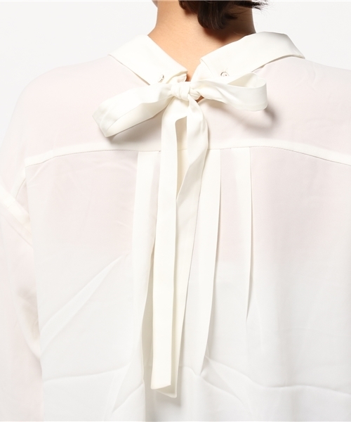 mysty woman(ミスティウーマン)の「変わり織りジョーゼットバックリボンスキッパーシャツ(シャツ/ブラウス・レディース・オフホワイト/ブラック/カーキ/ピンクベージュ・FREE)」の9枚目の写真