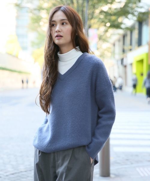 GLOBAL WORK（グローバルワーク）の「3ゲージストレッチブークレＶプルオーバー/729136（ニット/セーター・レディース・ブラック/グレー/ホワイト/ブルー系その他・SMALL/MEDIUM/LARGE）」の4枚目の写真