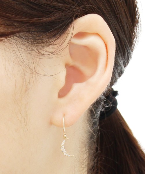 COCOSHNIK（ココシュニック）の「K10ダイヤモンド パヴェ新月 フックピアス（ピアス（両耳用）・レディース・アイボリー系・00）」の7枚目の写真