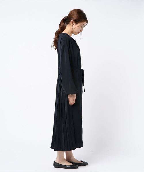 TRUDEA(トルディア)の「バックプリーツ スキッパーシャツワンピース(シャツワンピース・レディース・ホワイト/ベージュ/ネイビー・MEDIUM)」の4枚目の写真