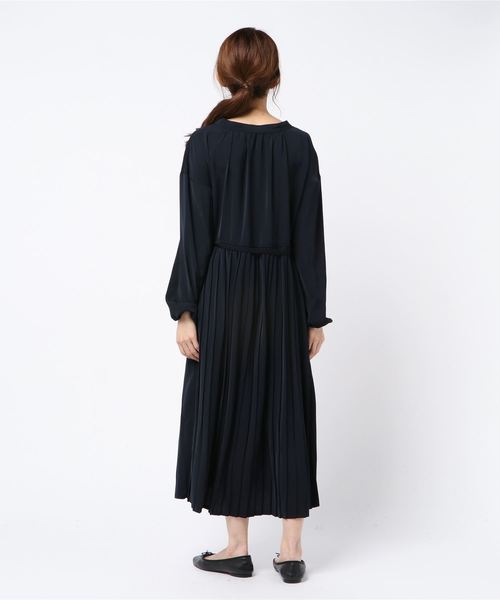 TRUDEA(トルディア)の「バックプリーツ スキッパーシャツワンピース(シャツワンピース・レディース・ホワイト/ベージュ/ネイビー・MEDIUM)」の5枚目の写真