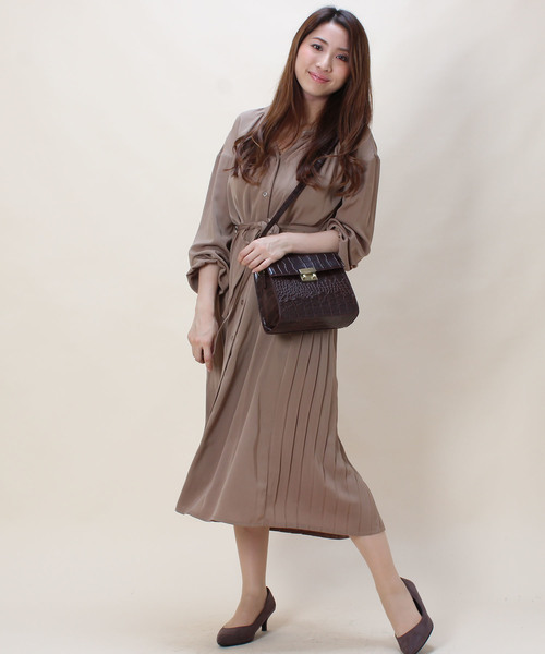 TRUDEA(トルディア)の「バックプリーツ スキッパーシャツワンピース(シャツワンピース・レディース・ホワイト/ベージュ/ネイビー・MEDIUM)」の2枚目の写真